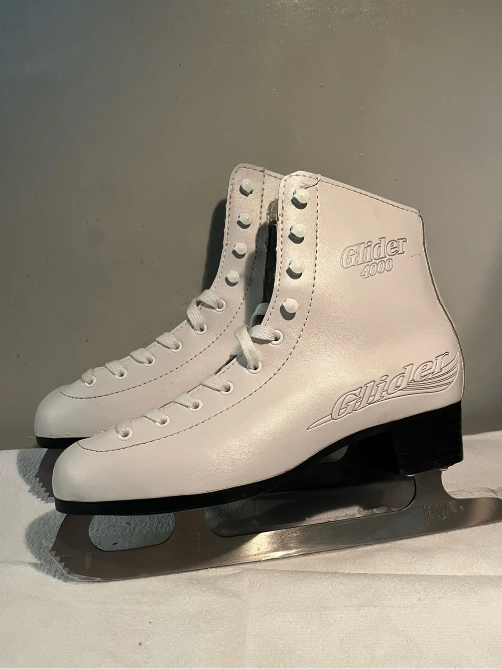 Women's White Figure Skates - Ice skates Brand New Size 7